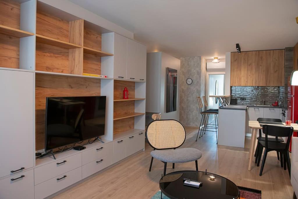 New York: A Spacious Modern Apartment With Parking Sofía Exterior foto